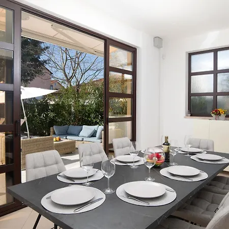 Willa Andrija Family Dream With Heated Pool At The Sea With Beautiful Garden, Outside Cinema And Kids Playground