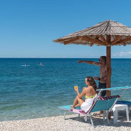 Andrija: Seaside Family Retreat With Heated Pool And Entertainment *