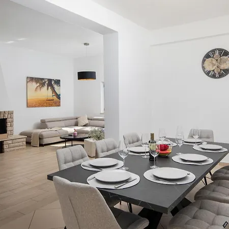 Villa Andrija: Seaside Family Retreat With Heated Pool And Entertainment *