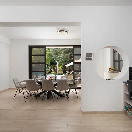 Andrija: Seaside Family Retreat With Heated Pool And Entertainment *