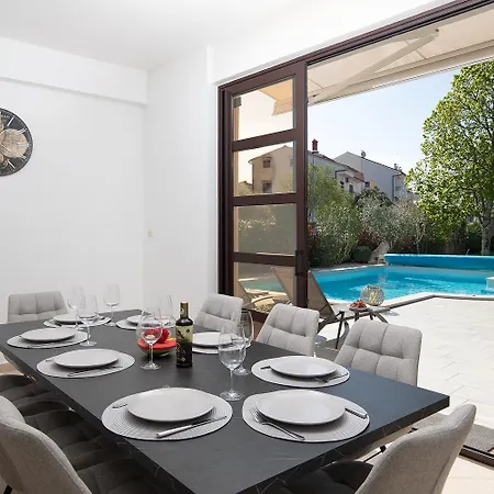 Andrija Family Dream With Heated Pool At The Sea With Beautiful Garden, Outside Cinema And Kids Playground *