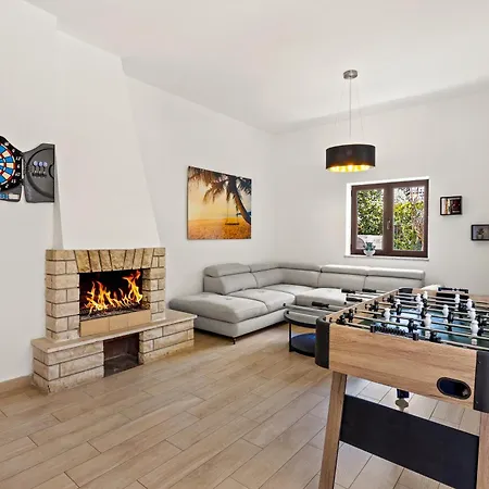 Andrija Family Dream With Heated Pool At The Sea With Beautiful Garden, Outside Cinema And Kids Playground * Fažana