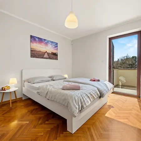 Andrija Family Dream With Heated Pool At The Sea With Beautiful Garden, Outside Cinema And Kids Playground Vila Fažana