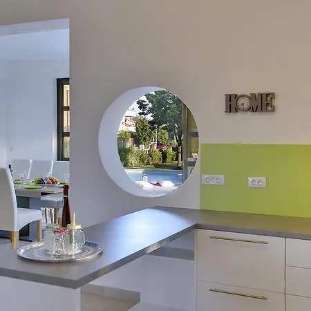 Andrija: Seaside Family Retreat With Heated Pool And Entertainment Fazana
