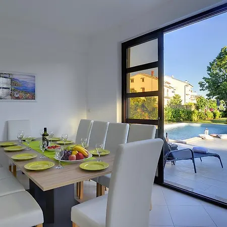 Villa Andrija: Seaside Family Retreat With Heated Pool And Entertainment *