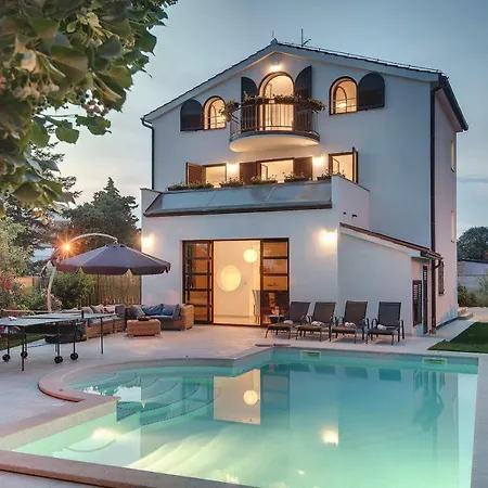 Andrija Family Dream With Heated Pool At The Sea With Beautiful Garden, Outside Cinema And Kids Playground * Fažana