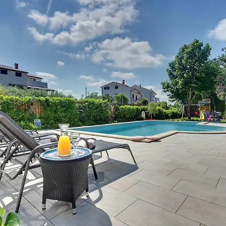 Villa Andrija Family Dream With Heated Pool At The Sea With Beautiful Garden, Outside Cinema And Kids Playground Fažana