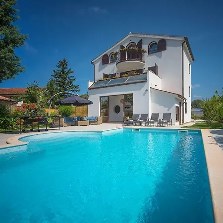 Villa Andrija Family Dream With Heated Pool At The Sea With Beautiful Garden, Outside Cinema And Kids Playground Fažana