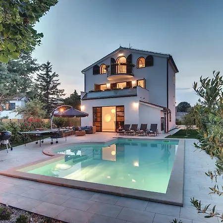 Andrija: Seaside Family Retreat With Heated Pool And Entertainment