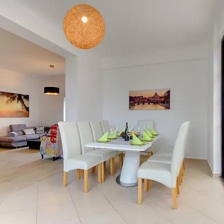 Villa Andrija: Seaside Family Retreat With Heated Pool And Entertainment Fazana