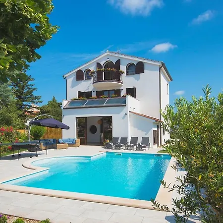 Andrija: Seaside Family Retreat With Heated Pool And Entertainment Fazana