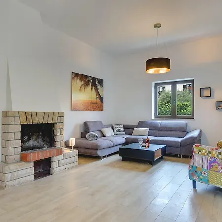 Andrija: Seaside Family Retreat With Heated Pool And Entertainment Fazana