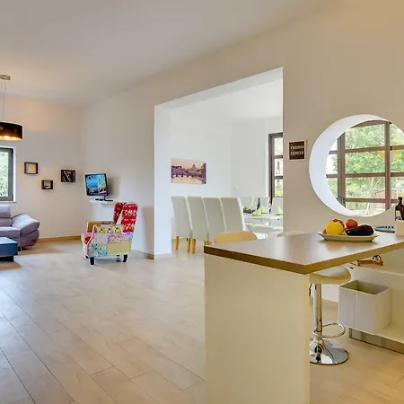 Andrija: Seaside Family Retreat With Heated Pool And Entertainment Fazana
