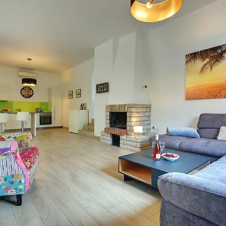 Andrija: Seaside Family Retreat With Heated Pool And Entertainment Fazana
