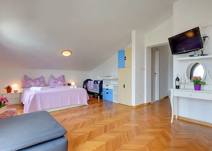 Andrija Family Dream With Heated Pool At The Sea With Beautiful Garden, Outside Cinema And Kids Playground Willa